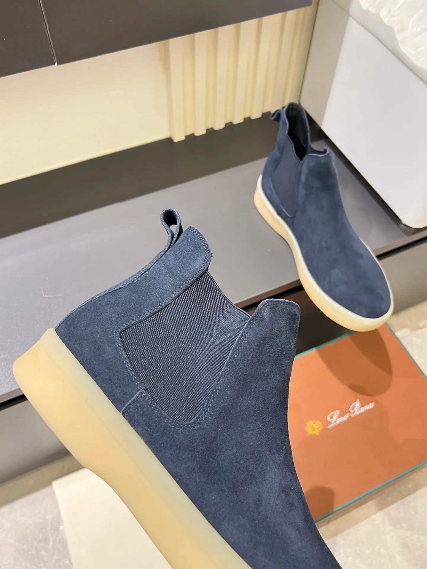 p440 Loro Piana's new niche winter men's mid-top shoes are shipped! The fabric is made of mercerized cowhide imported from Italy, with a sheepskin lining, which is comfortable, breathable and not stuffy to the feet. The outsole is made of natural rubber, which is wear-resistant and non-slip! Size: 38-44 (45.46.)